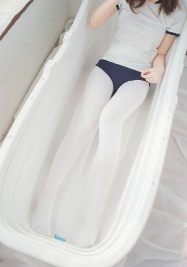 24岁性感的尹律