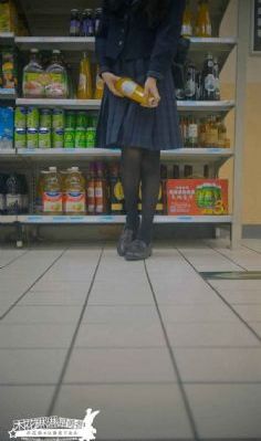 女人两腿打开让男人添野外视频