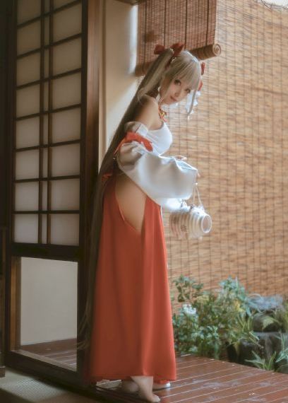 24岁性感的尹律