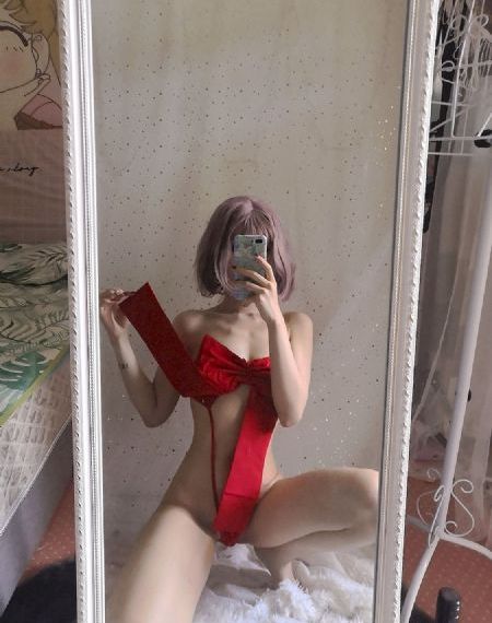 扒开她粉嫩的小缝尿进去动漫