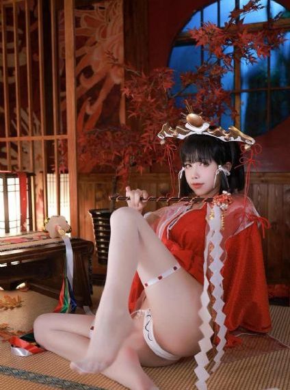 老头边吃奶边弄进去呻吟